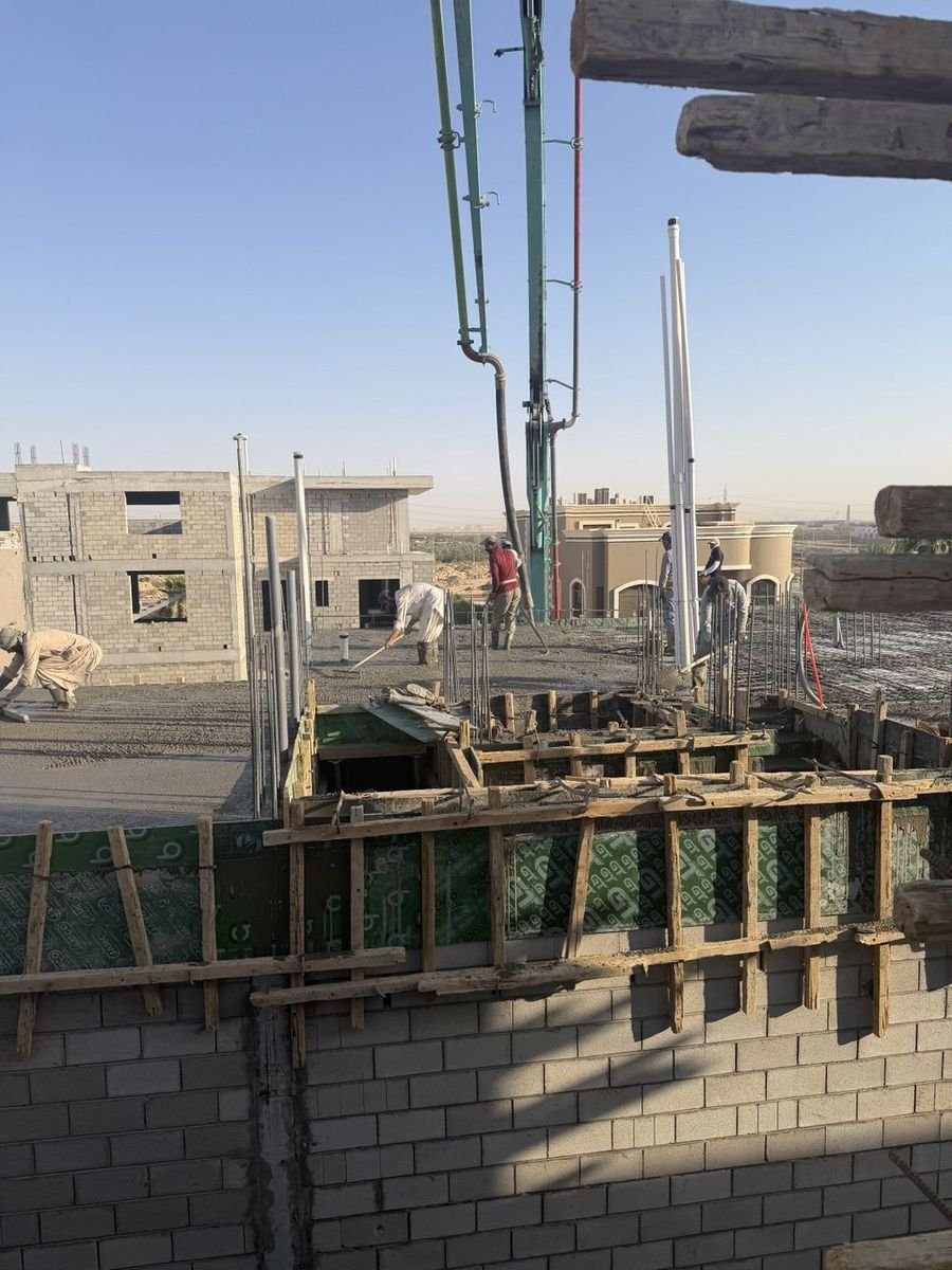 جدران بلوك وشدات خرسانية أثناء التنفيذ في موقع سكني بالرياض