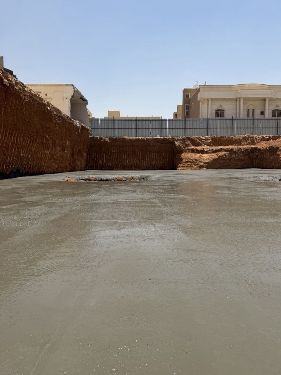 صب بلاطة خرسانية واسعة على الأرض في موقع عمل بالرياض