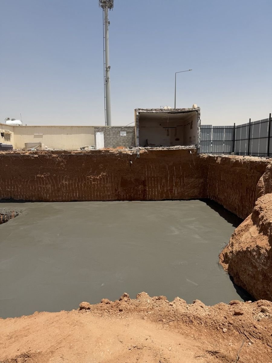 موقع محفور مع صب خرسانة النظافة في قاع الحفر بالرياض