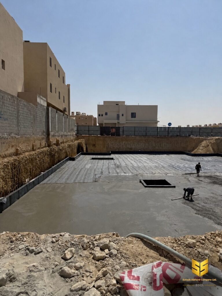 عمال ينفذون تشطيب وتسوية خرسانة النظافة في مشروع بحي العارض في الرياض