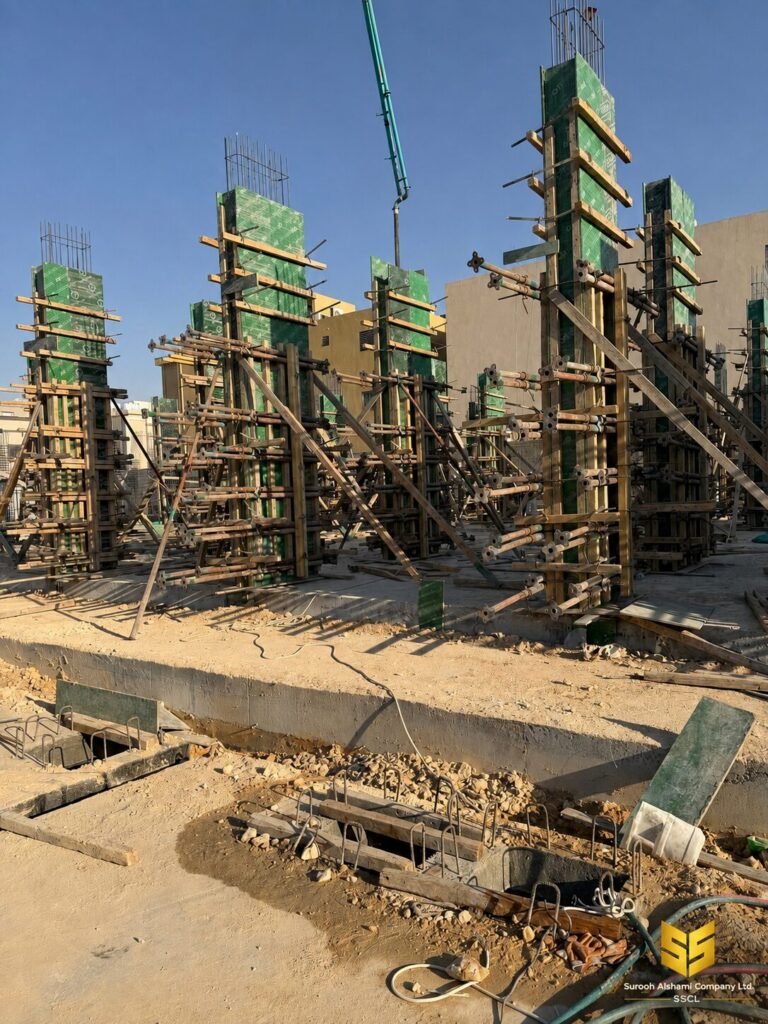 مجموعة شدات أعمدة خرسانية مدعمة بالأخشاب والسقالات داخل مشروع في الرياض