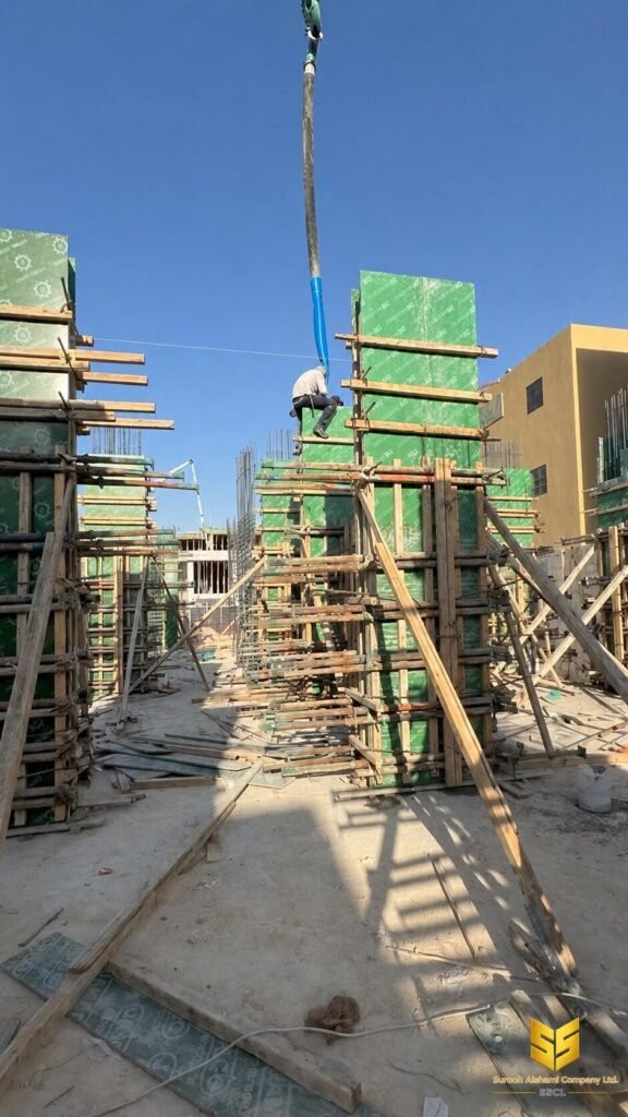 عامل يتابع خرطوم مضخة الخرسانة أثناء صب أحد الأعمدة في الرياض