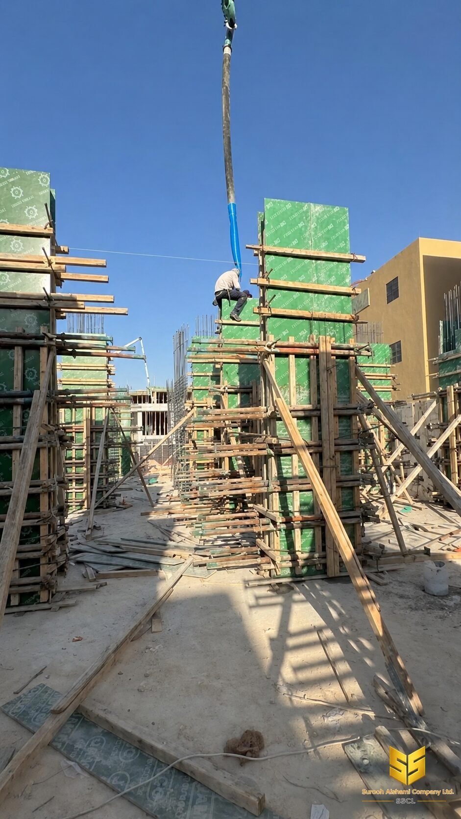 عامل يتابع خرطوم مضخة الخرسانة أثناء صب أحد الأعمدة في الرياض