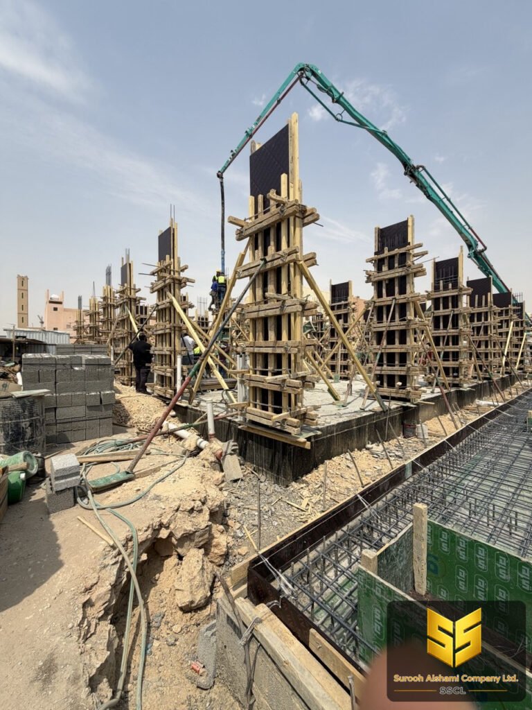 صب أعمدة خرسانية بمضخة في موقع بناء سكني بالرياض