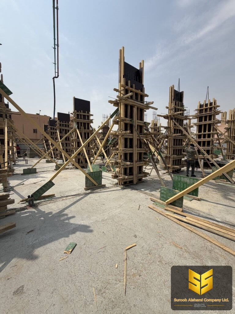 أعمدة خرسانية قيد التنفيذ في موقع بناء بالرياض