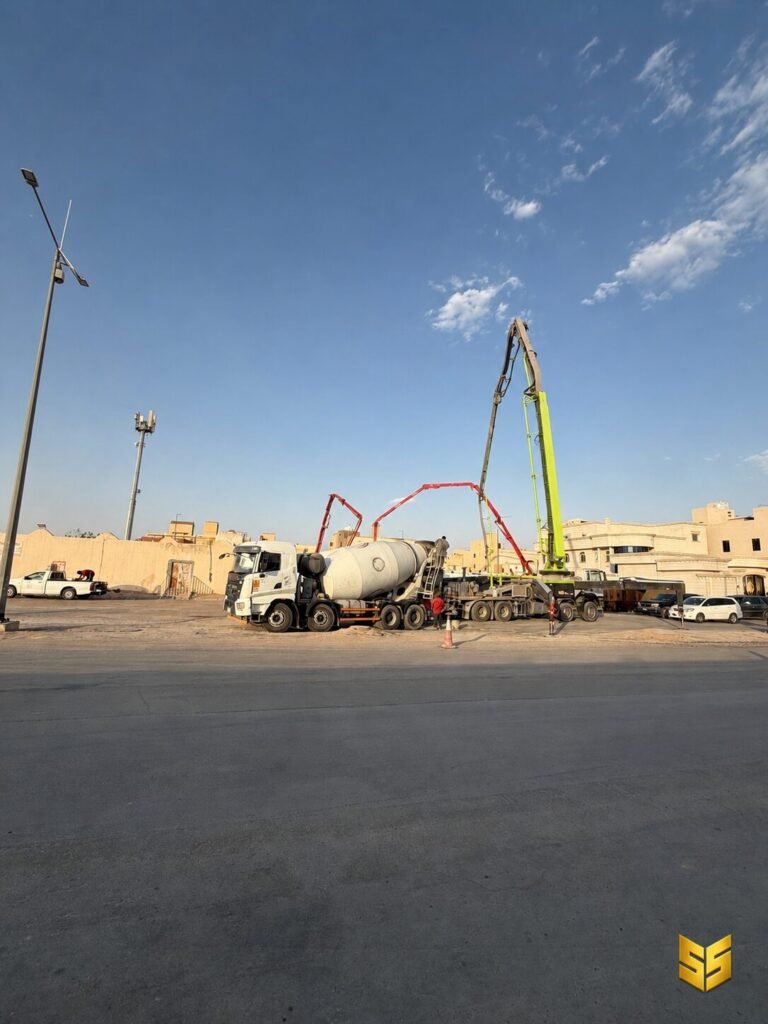 خلاطة خرسانة جاهزة وعدة مضخات أثناء تجهيز صبة اللبشة الخرسانية في الرياض