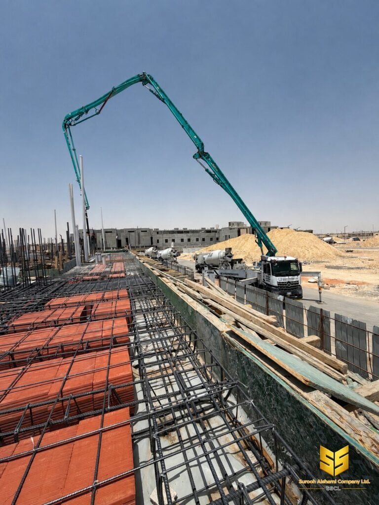 ذراع مضخة خرسانة ممتد فوق سقف مسلح أثناء تنفيذ أعمال الصب بالرياض