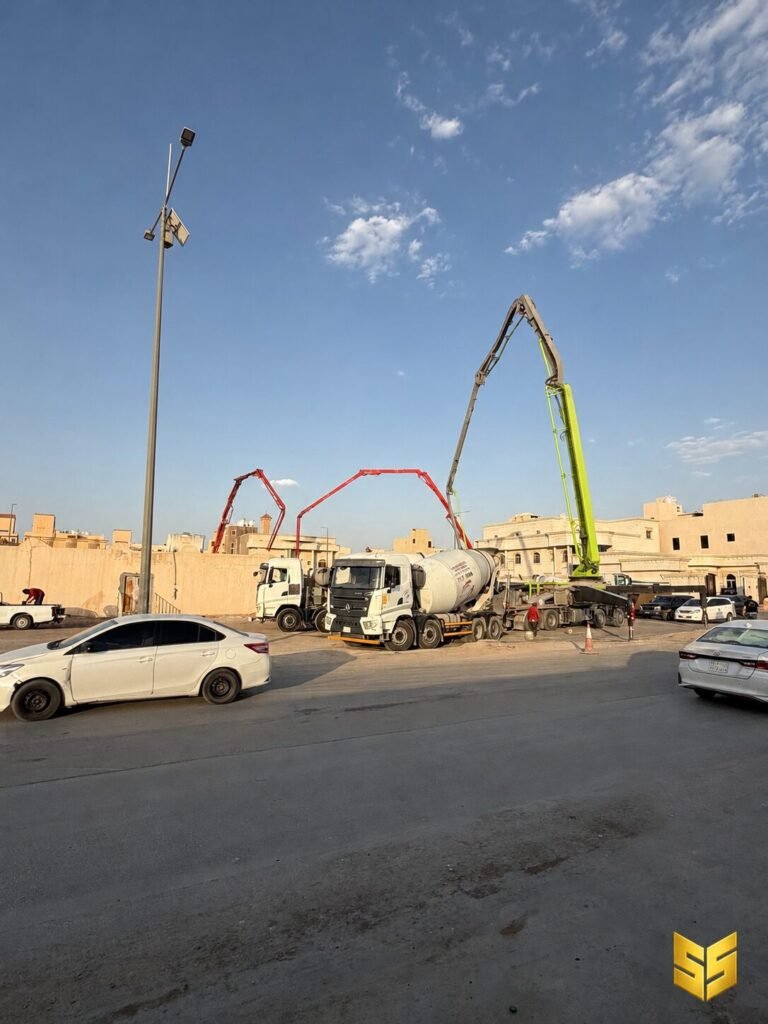 مضخات خرسانة وخلاطات جاهزة متمركزة خارج مشروع صبة لبشة خرسانية في الرياض