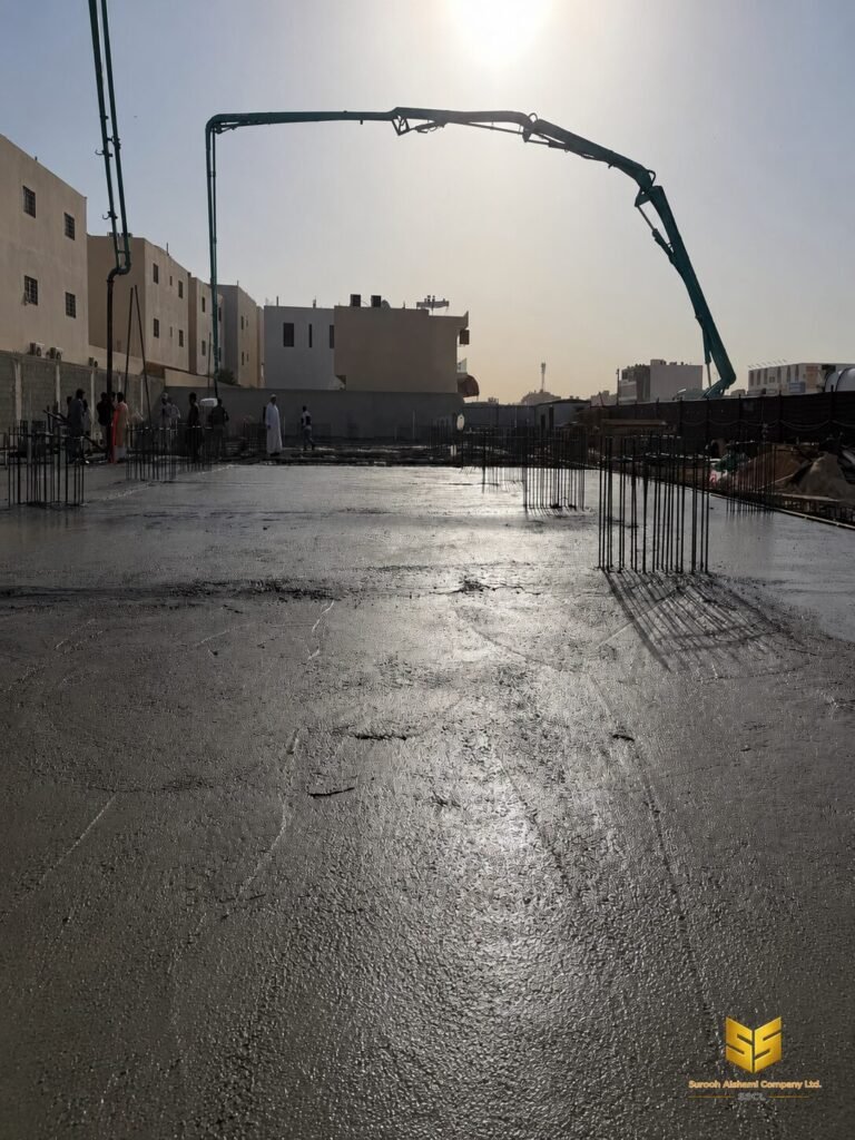 سطح خرساني حديث الصب بعد تنفيذ صبة سقف الدور الأرضي في الرياض
