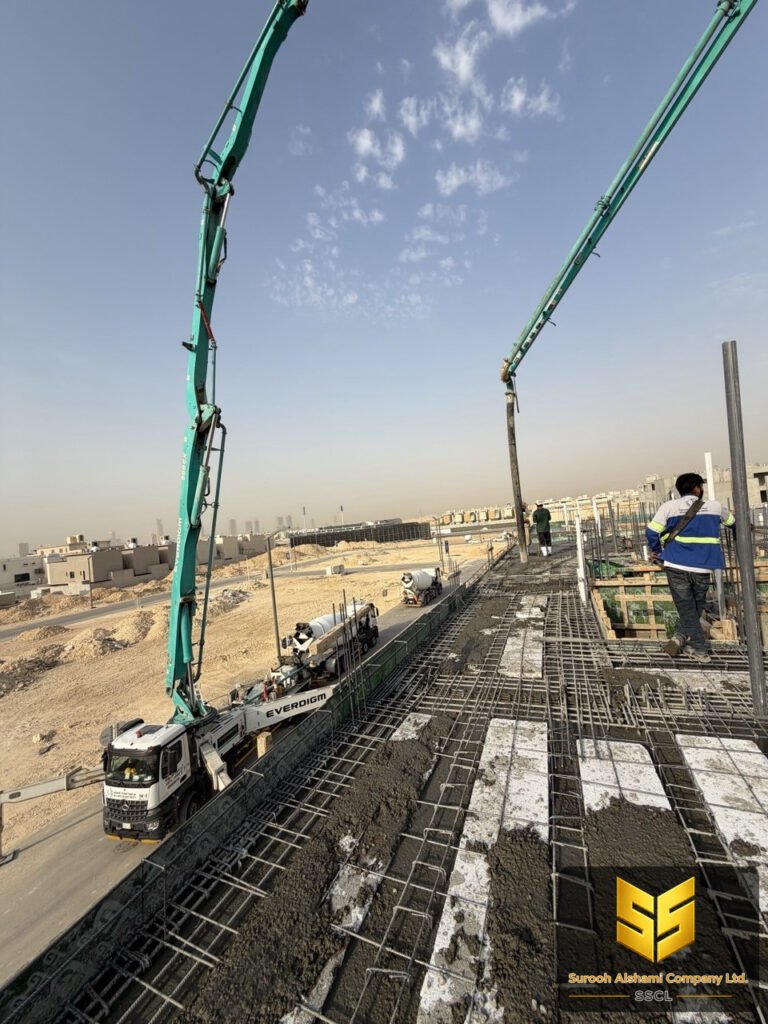 مضختا خرسانة أثناء صب سقف في موقع بناء بالرياض