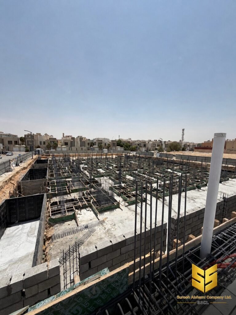 موقع إنشائي يضم تسليح قواعد وأعمدة وسقف خرساني في الرياض