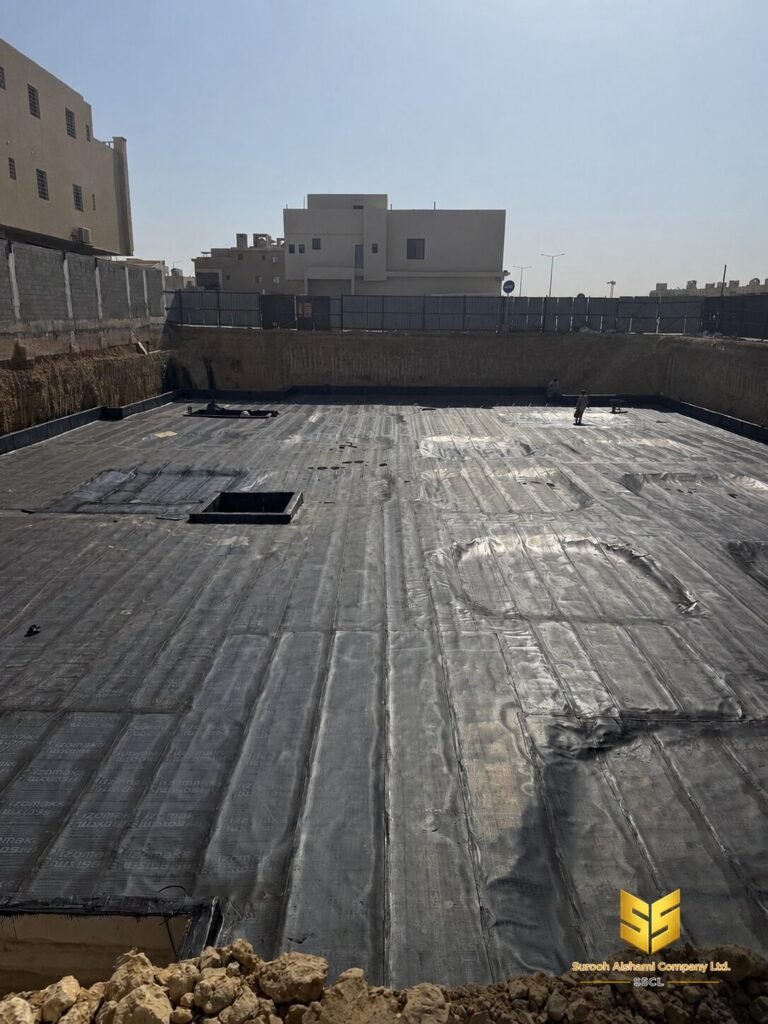 طبقات عزل سوداء تغطي أرضية مشروع قبل استكمال أعمال الأساسات في حي العارض بالرياض