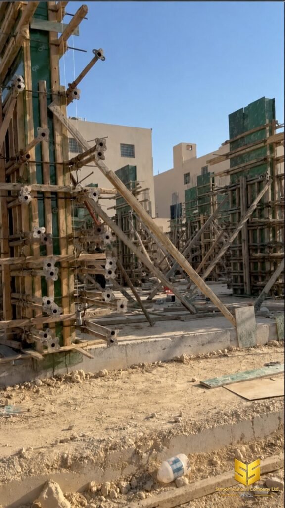 شدات خشبية ومعدنية لأعمدة الدور الأرضي داخل مشروع إنشائي في الرياض