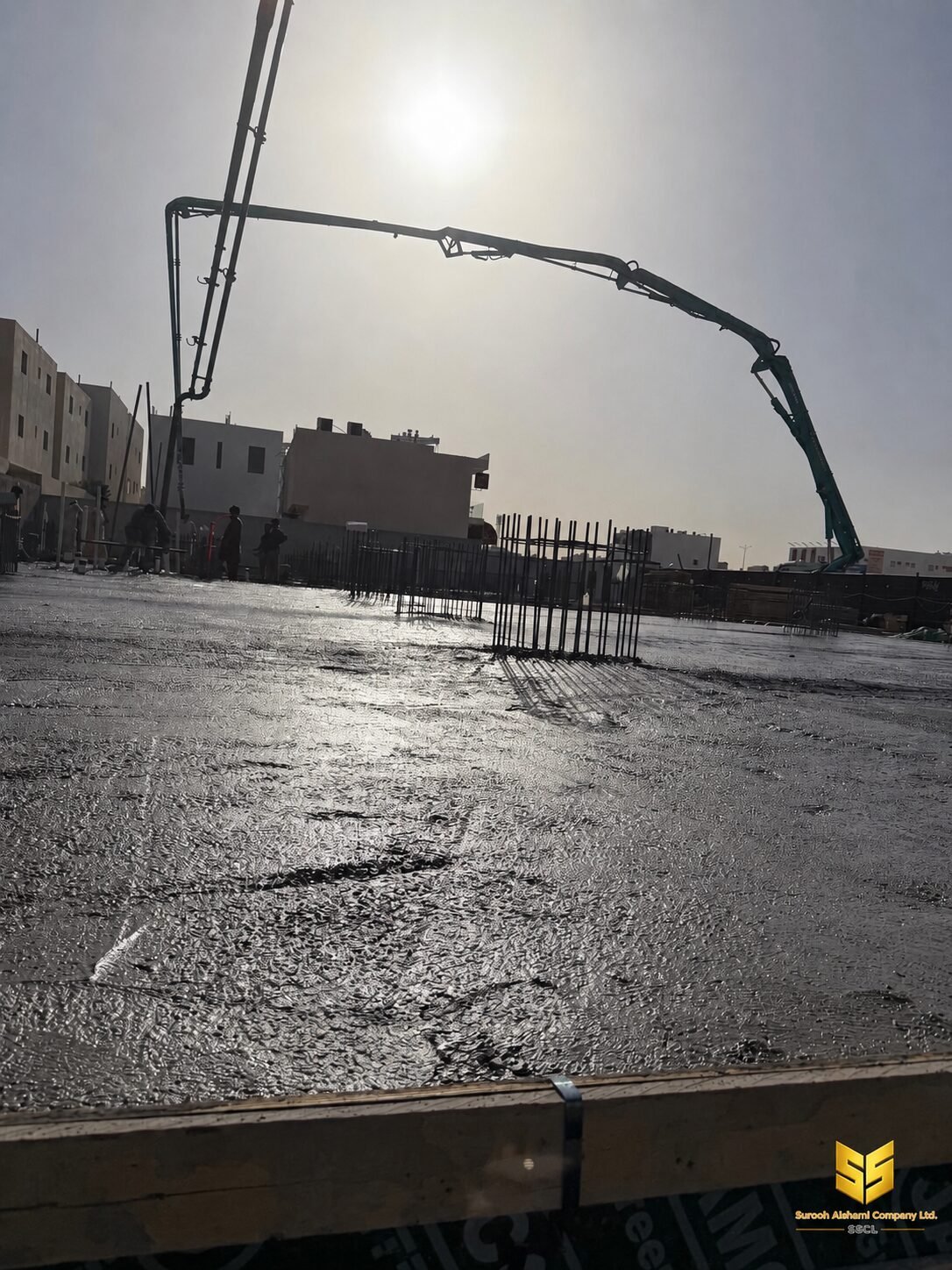 تنفيذ صبة سقف الدور الأرضي باستخدام مضخة الخرسانة في مشروع سكني بالرياض