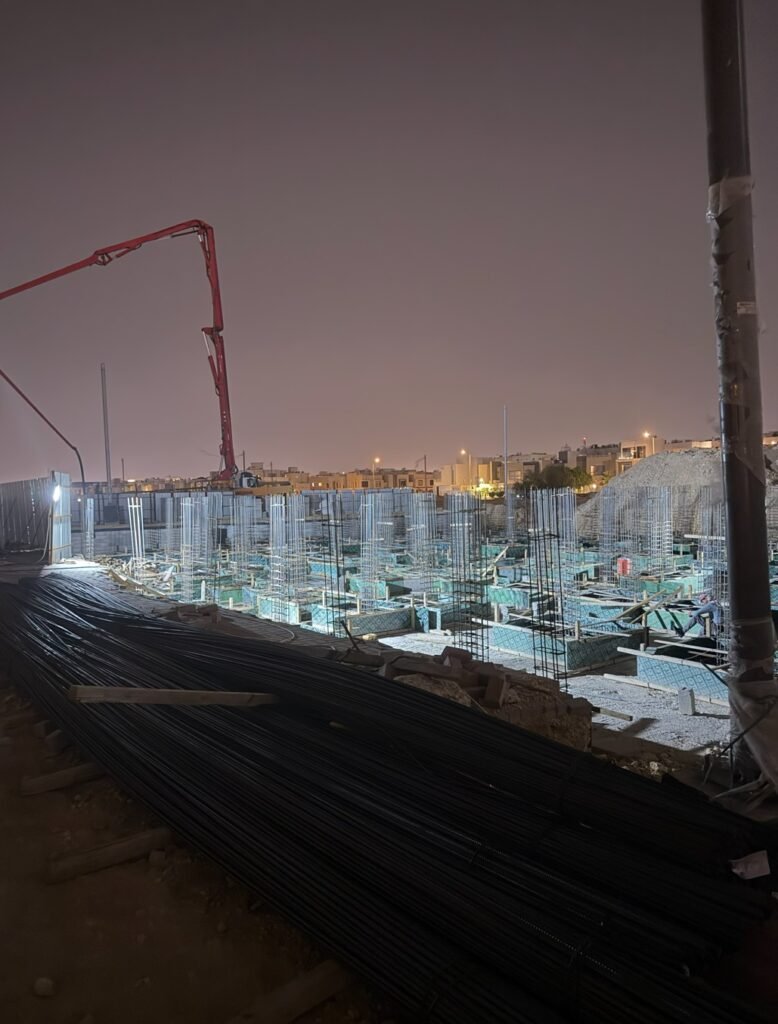 مضختا خرسانة فوق شدات وقوالب مشروع إنشائي أثناء العمل الليلي في الرياض