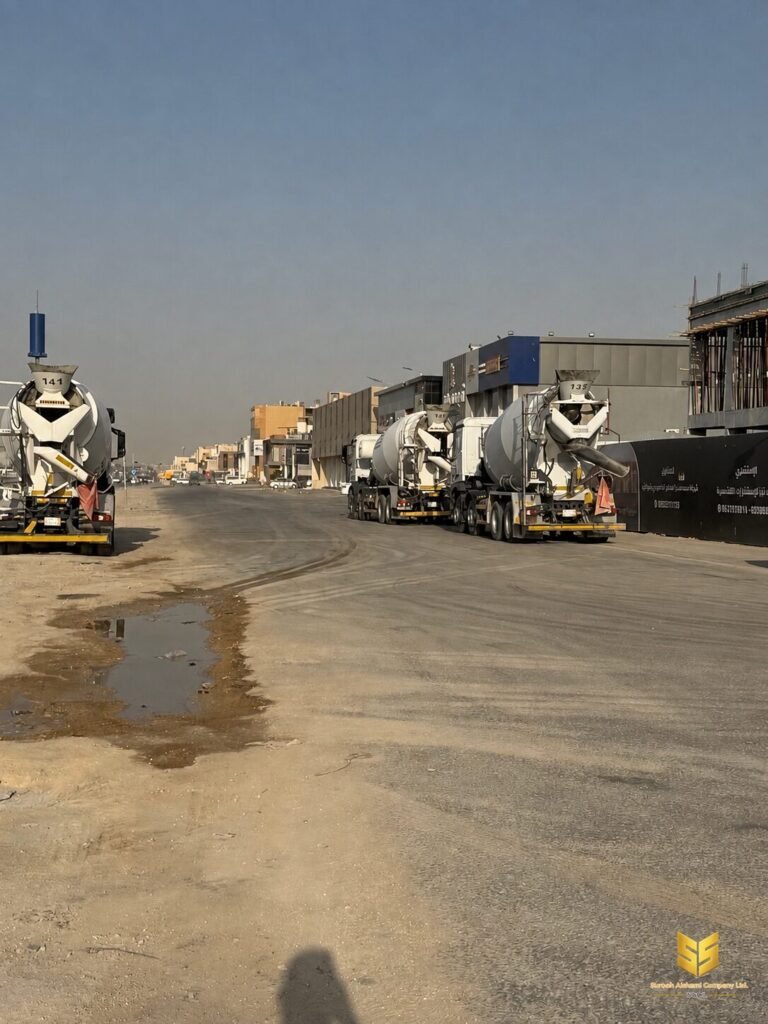 عدد من خلاطات الخرسانة الجاهزة متوقفة قرب موقع مشروع إنشائي في الرياض
