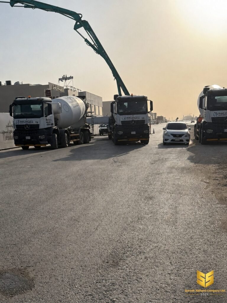 خلاطات خرسانة جاهزة ومضخة خرسانة أثناء تنفيذ صبة مشروع سكني في الرياض