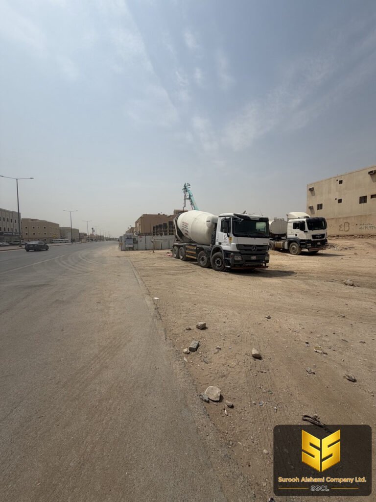 خلاطات خرسانة جاهزة متوقفة بجوار موقع إنشائي في الرياض استعدادًا لأعمال الصب