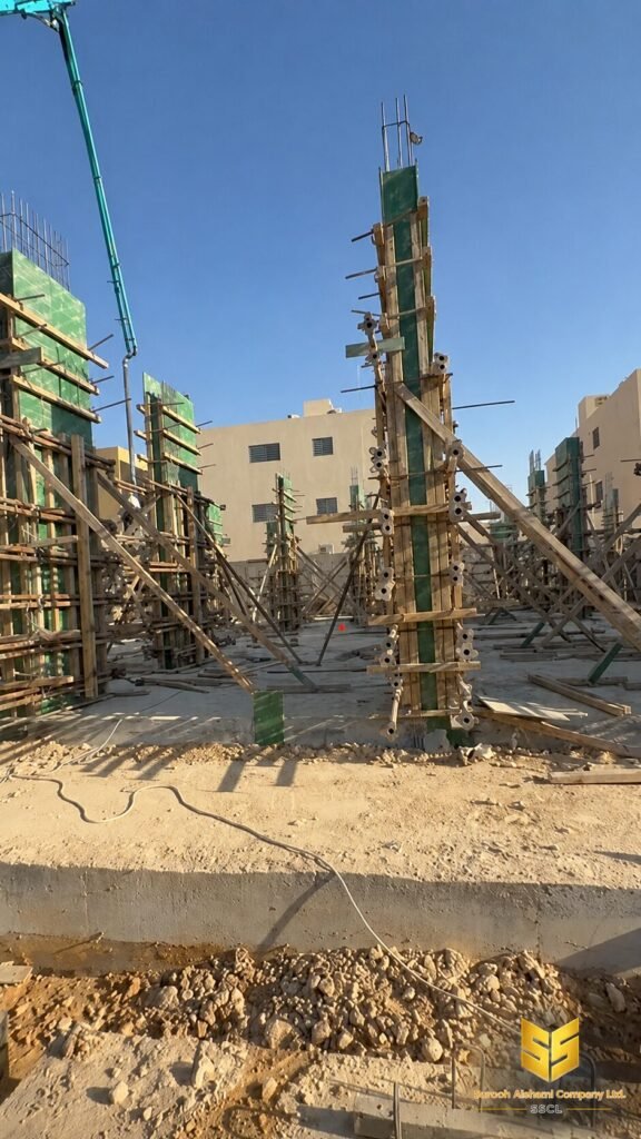 شدة عمود خرسانية مدعمة بالأخشاب والسقالات في موقع بناء بالرياض