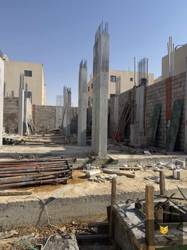 أعمدة خرسانية مرتفعة وجدران بلوك داخل مشروع سكني تحت الإنشاء في الرياض