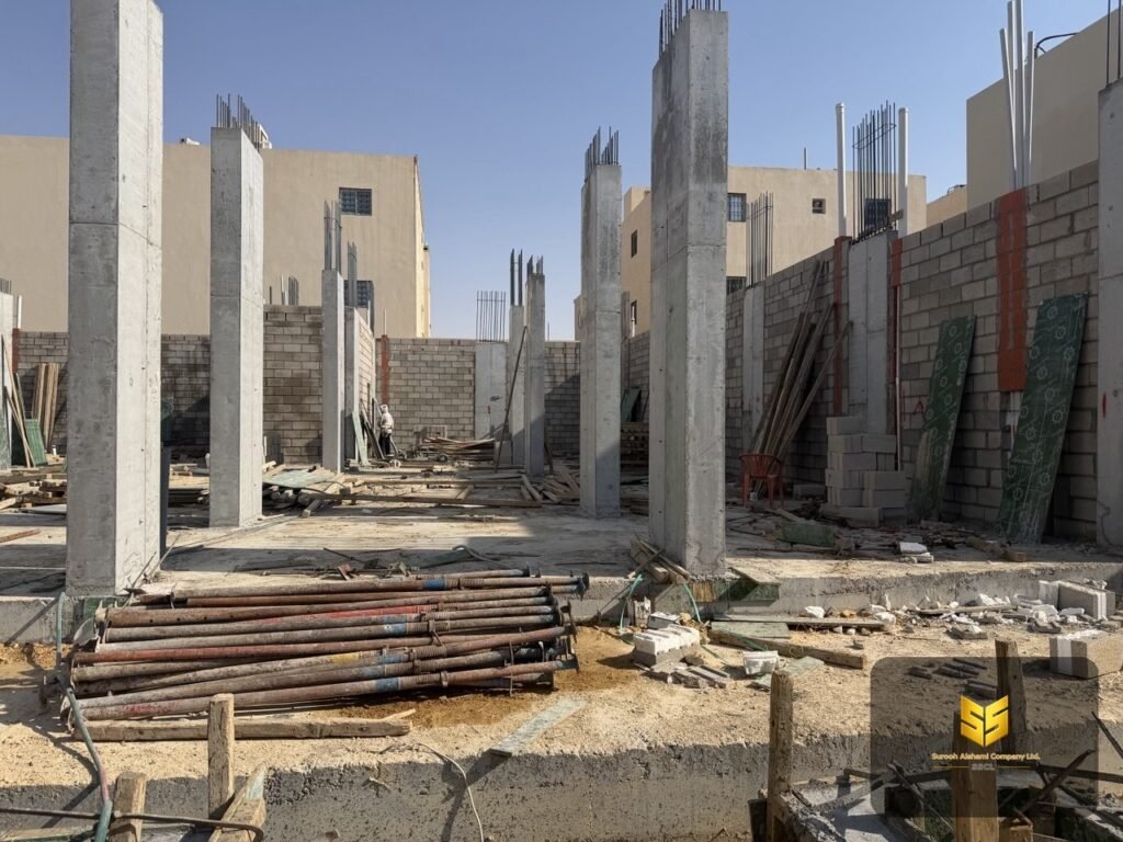 أعمدة خرسانية مسلحة بعد إزالة القوالب داخل مشروع سكني قيد الإنشاء بالرياض