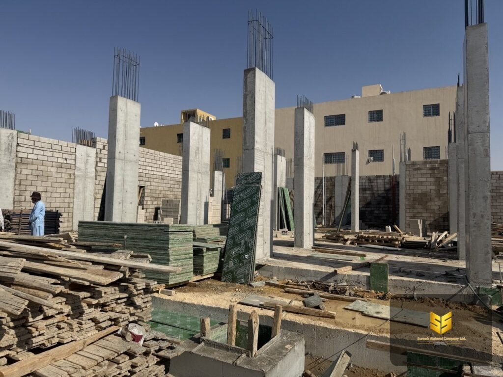 عمال يقومون بتجهيز وتثبيت شدات الأعمدة الخرسانية داخل مشروع سكني بالرياض