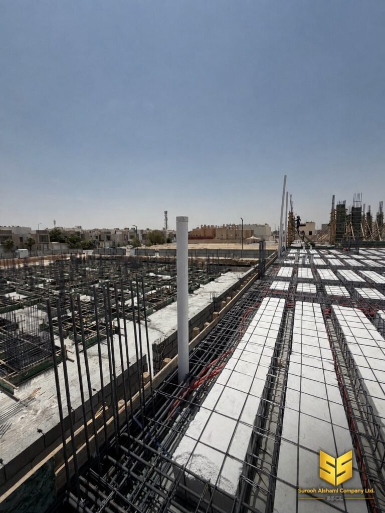 حديد تسليح سقف وأعمدة مع بلوكات فلين وتمديدات داخل مشروع بالرياض