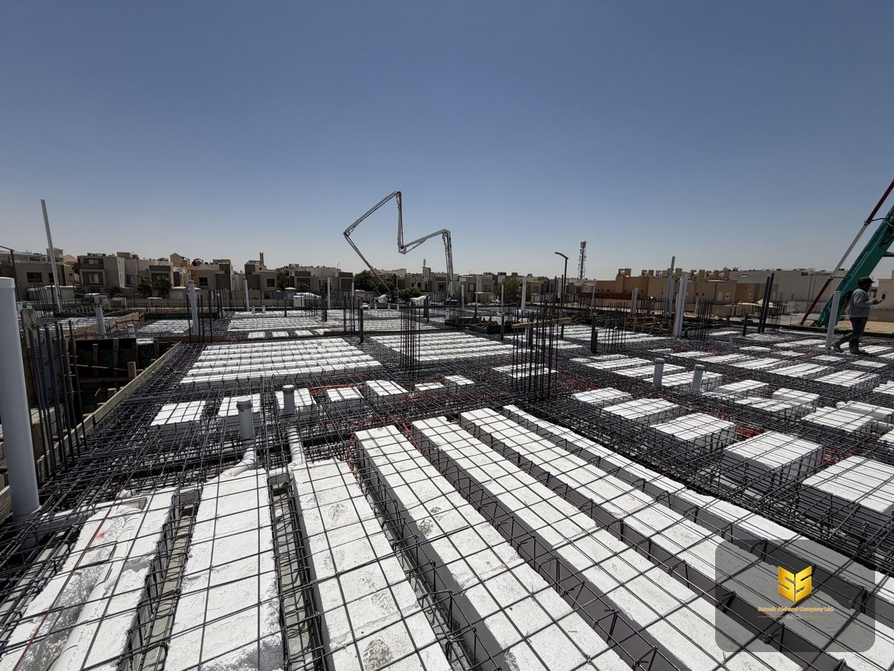 حديد تسليح سقف خرساني مع بلوك الهوردي وتمديدات السباكة داخل مشروع سكني في الرياض