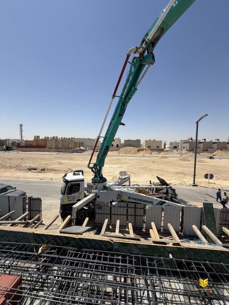 مضخة خرسانة متحركة بجوار مشروع سكني مجهز لصب السقف الخرساني في الرياض