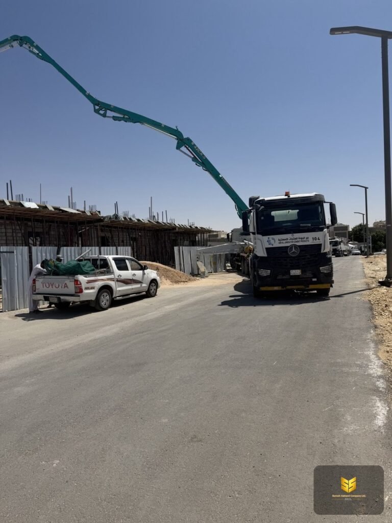شاحنة مضخة خرسانة متحركة متمركزة أمام مشروع سكني لتنفيذ صبة السقف بالرياض