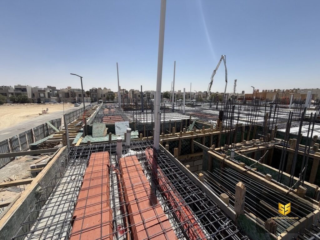 حديد تسليح الكمرات وبلوك الهوردي وتمديدات الخدمات داخل سقف مشروع سكني بالرياض