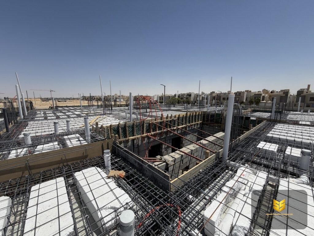 حديد تسليح وبلوك هوردي وشدات خشبية حول فتحة سلم داخل سقف مشروع بالرياض
