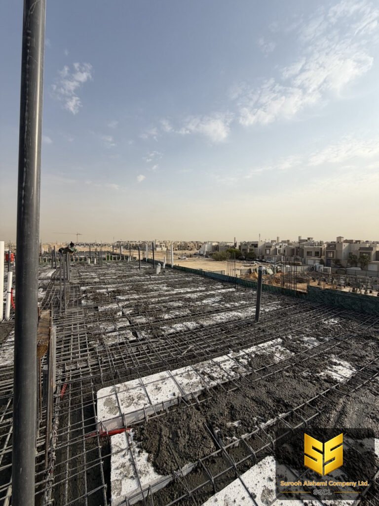حديد تسليح سقف قبل الصب في موقع بناء بالرياض