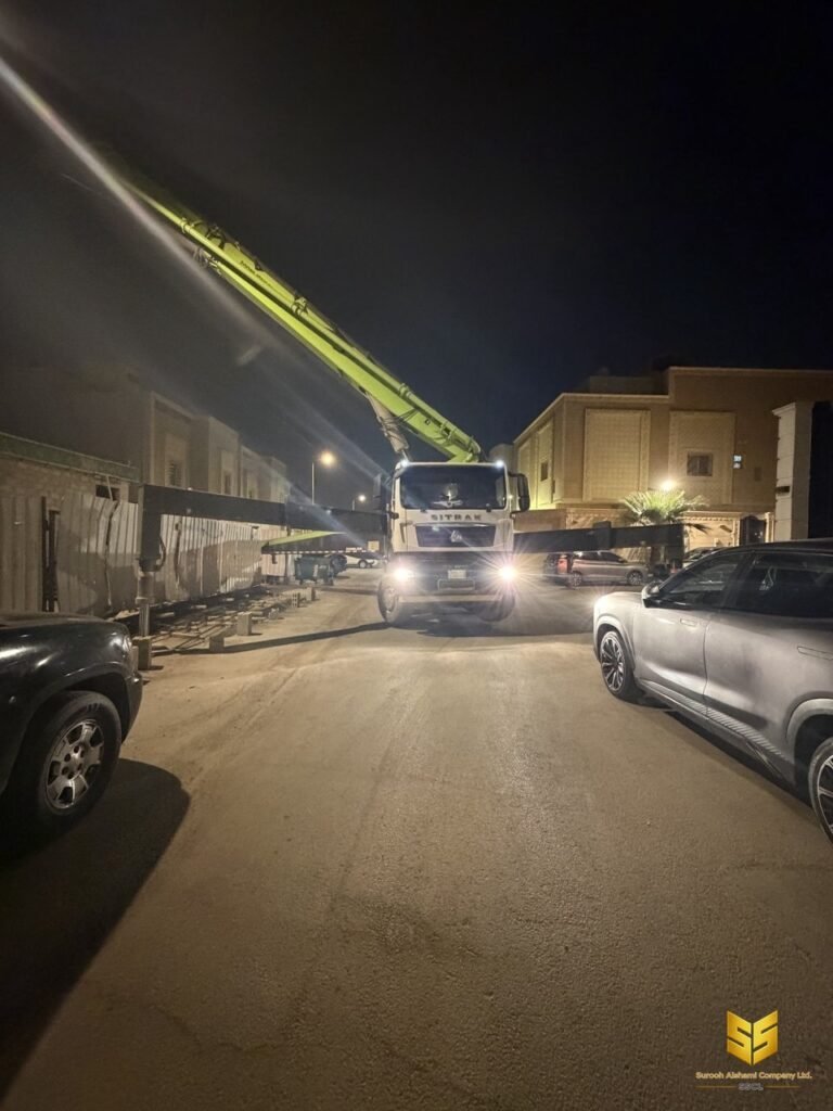 شاحنة مضخة خرسانة تعمل ليلاً في مشروع إنشائي بمدينة الرياض