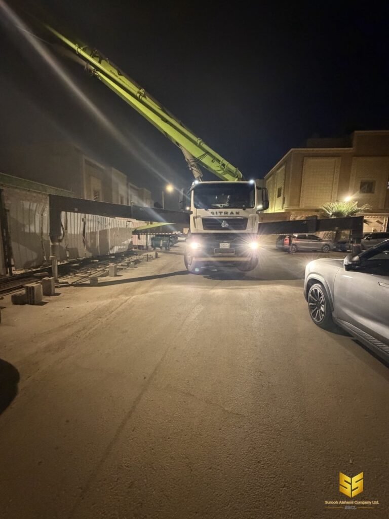 مضخة خرسانة متحركة مجهزة للعمل الليلي في موقع بناء بالرياض