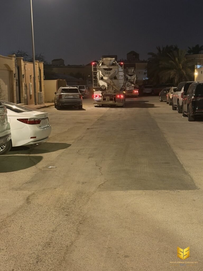 شاحنات خلاطات خرسانة جاهزة متجهة إلى موقع مشروع ليلاً في الرياض