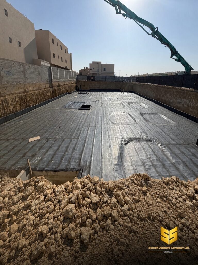 أرضية أساسات مغطاة بطبقات العزل المائي داخل مشروع في حي العارض بالرياض