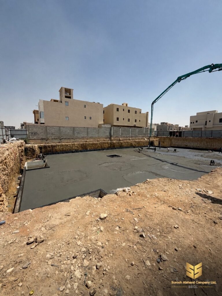 منظر واسع لأعمال صبة النظافة داخل موقع مشروع سكني في حي العارض بالرياض